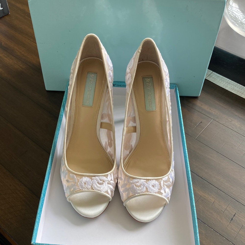 Size 8 white lace Betsey Johnson heel